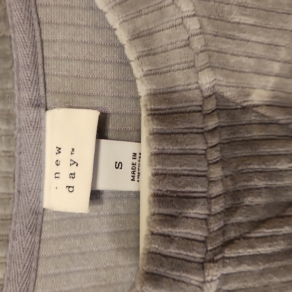 A new day size small fleece corduroy crew neck - Picture 3 of 5